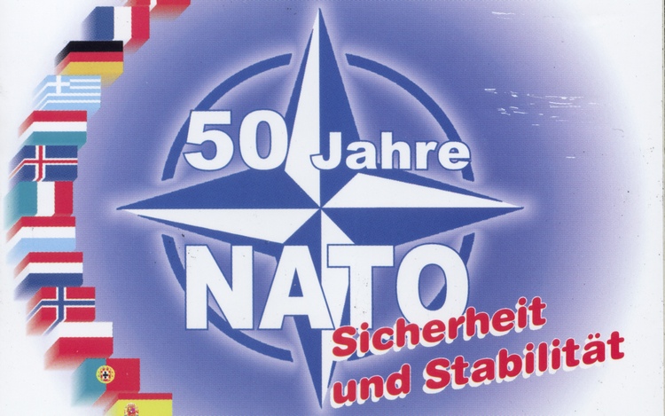 50 Jahre NATO Sicherheit und Stabilität. In der Mitte der NATO-Stern, links davon Flaggen der Mitgliedsstaaten.