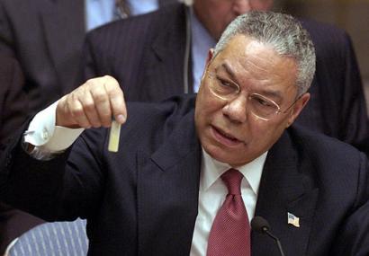 US-Außenminister Colin Powell hält eine Phiole mit einer weißen Substanz darin hoch.