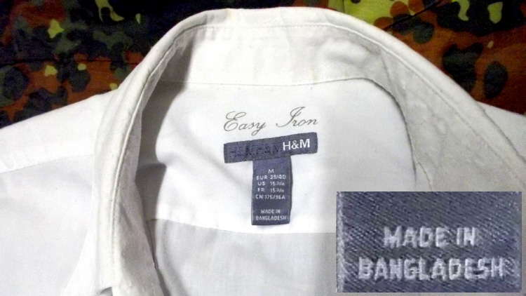 Ein weißes Hemd; auf dem Etikett steht: Made in Bangladesh